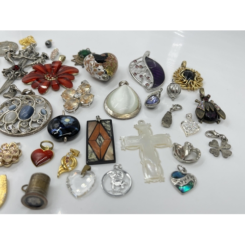 1116 - A collection of pendants