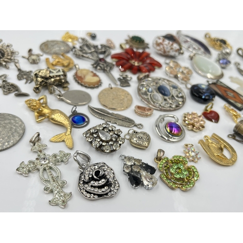 1116 - A collection of pendants