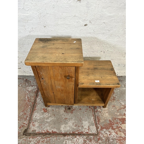 23 - An oak cabinet with single cupboard door - approx. 73cm high x 77cm wide x 37cm deep