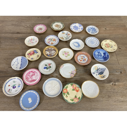 249 - A twenty five piece set of miniature plates of The World's Great Porcelain Houses to include Noritak... 