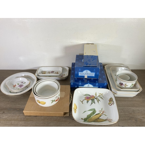 289 - Sixteen pieces of Royal Worcester fine porcelain dinnerware to include Astley, Evesham, Strawberry F... 