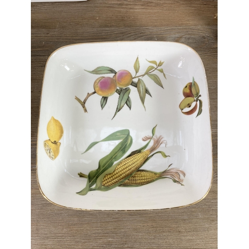 289 - Sixteen pieces of Royal Worcester fine porcelain dinnerware to include Astley, Evesham, Strawberry F... 