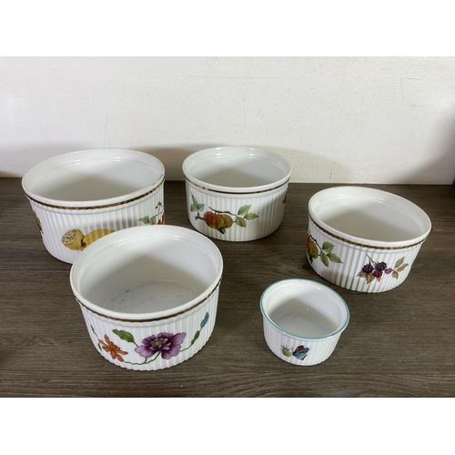 289 - Sixteen pieces of Royal Worcester fine porcelain dinnerware to include Astley, Evesham, Strawberry F... 