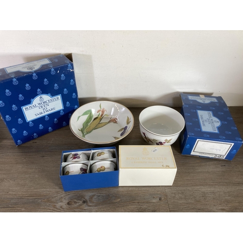 289 - Sixteen pieces of Royal Worcester fine porcelain dinnerware to include Astley, Evesham, Strawberry F... 