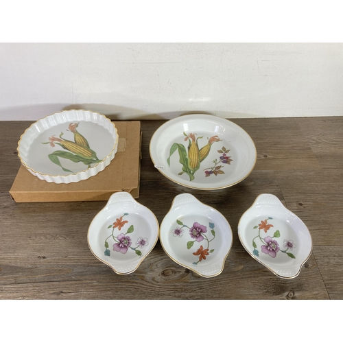 289 - Sixteen pieces of Royal Worcester fine porcelain dinnerware to include Astley, Evesham, Strawberry F... 