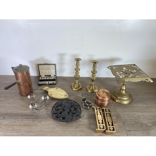 305 - A collection of metalware to include brass trivet stand - approx. 23cm high, set of six EPNS coffee ... 