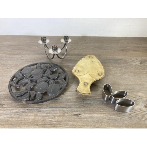 305 - A collection of metalware to include brass trivet stand - approx. 23cm high, set of six EPNS coffee ... 