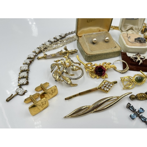 1132 - A collection of vintage costume jewellery to include brooches, necklaces etc.