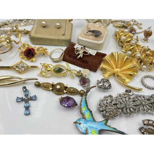 1132 - A collection of vintage costume jewellery to include brooches, necklaces etc.