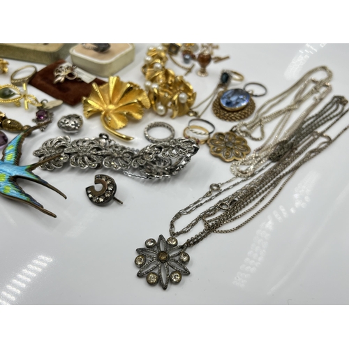 1132 - A collection of vintage costume jewellery to include brooches, necklaces etc.