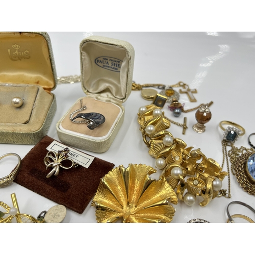 1132 - A collection of vintage costume jewellery to include brooches, necklaces etc.