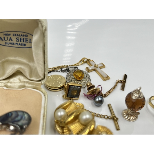 1132 - A collection of vintage costume jewellery to include brooches, necklaces etc.