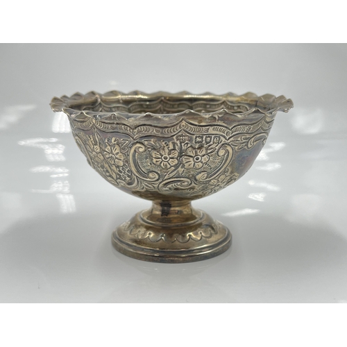 1240 - A Victorian hallmarked London silver repoussé pedestal bowl, dated 1900 - approx. gross weight 117 g... 