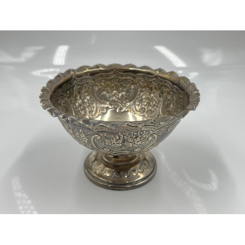 1240 - A Victorian hallmarked London silver repoussé pedestal bowl, dated 1900 - approx. gross weight 117 g... 