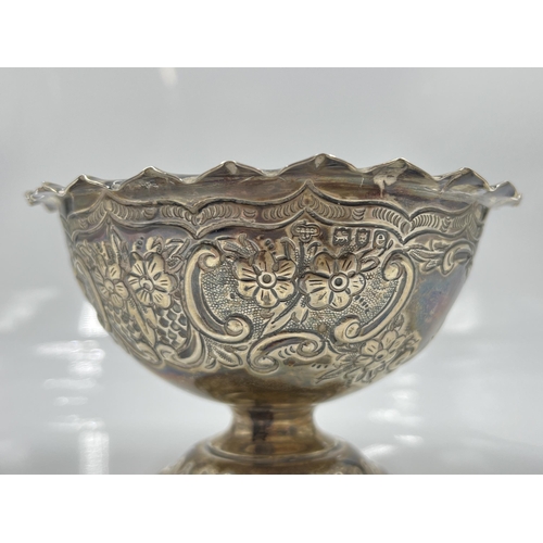 1240 - A Victorian hallmarked London silver repoussé pedestal bowl, dated 1900 - approx. gross weight 117 g... 