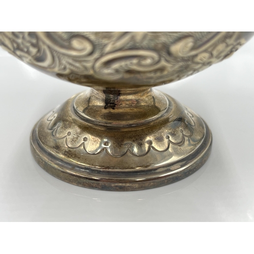 1240 - A Victorian hallmarked London silver repoussé pedestal bowl, dated 1900 - approx. gross weight 117 g... 