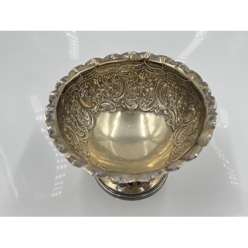 1240 - A Victorian hallmarked London silver repoussé pedestal bowl, dated 1900 - approx. gross weight 117 g... 