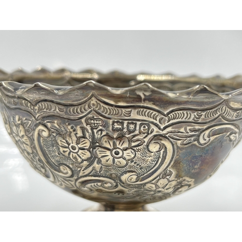 1240 - A Victorian hallmarked London silver repoussé pedestal bowl, dated 1900 - approx. gross weight 117 g... 