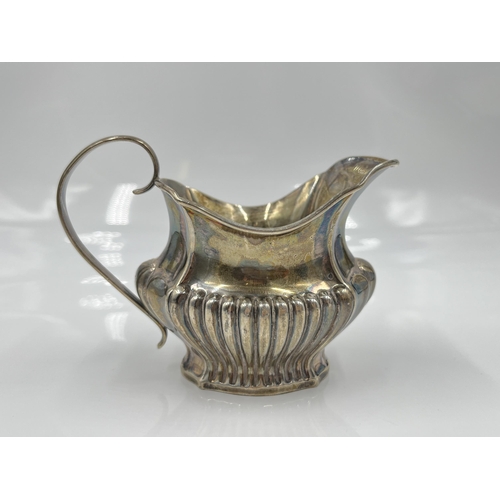 1241 - An Edwardian hallmarked Birmingham silver milk jug, dated 1902 - approx. gross weight 91 grams and 8... 