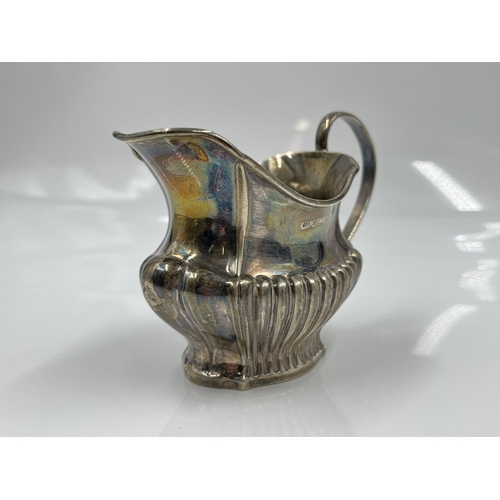 1241 - An Edwardian hallmarked Birmingham silver milk jug, dated 1902 - approx. gross weight 91 grams and 8... 