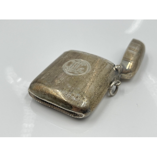 1243 - A Joseph Gloster Ltd hallmarked Birmingham silver vesta case, dated 1921 - approx. gross weight 37.6... 