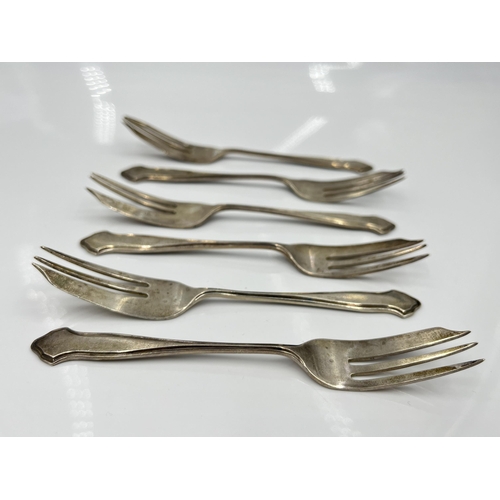 1247 - A set of six Cooper Brothers & Sons Ltd hallmarked Sheffield silver cake forks, dated 1944 - approx.... 