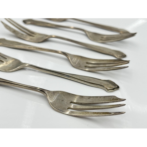 1247 - A set of six Cooper Brothers & Sons Ltd hallmarked Sheffield silver cake forks, dated 1944 - approx.... 