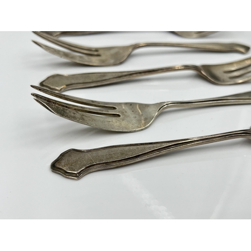 1247 - A set of six Cooper Brothers & Sons Ltd hallmarked Sheffield silver cake forks, dated 1944 - approx.... 