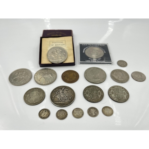 1264 - A collection of British coins to include 1890 Queen Victoria .925 silver crown, two 1933 George V .5... 