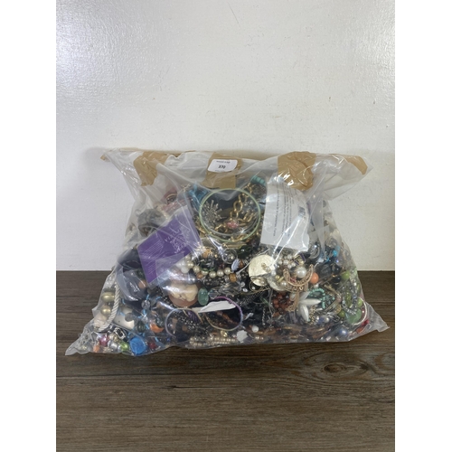 370 - Approx. 10kg of costume jewellery