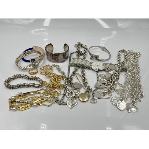 1070 - A collection of fashion jewellery