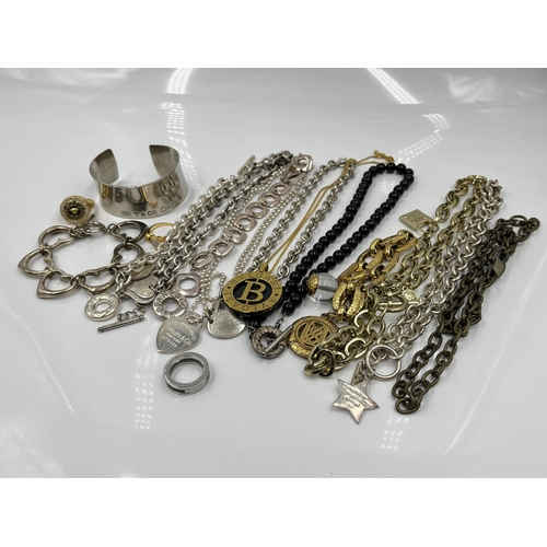 1074 - A collection of fashion jewellery