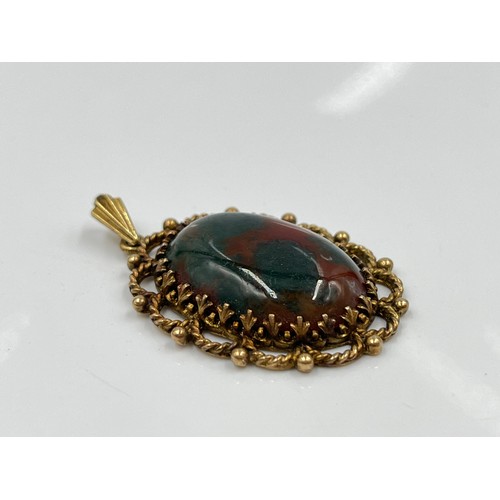 1142 - A hallmarked London 9ct gold bloodstone pendant, circa 1975 - approx. gross weight 8.23 grams and 3.... 