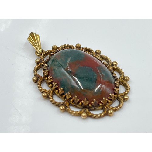 1142 - A hallmarked London 9ct gold bloodstone pendant, circa 1975 - approx. gross weight 8.23 grams and 3.... 