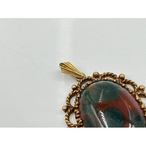 1142 - A hallmarked London 9ct gold bloodstone pendant, circa 1975 - approx. gross weight 8.23 grams and 3.... 