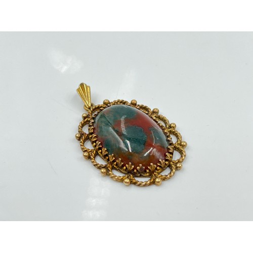 1142 - A hallmarked London 9ct gold bloodstone pendant, circa 1975 - approx. gross weight 8.23 grams and 3.... 