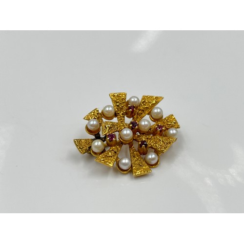 1150 - A Brutalist 9ct gold ruby and seed pearl pin brooch, hallmarked London 1974 - approx. gross weight 6... 