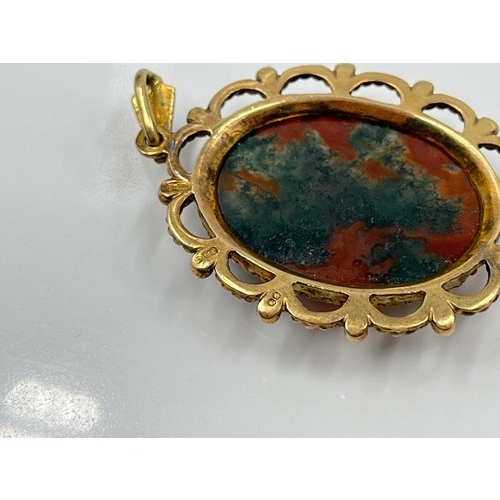 1142 - A hallmarked London 9ct gold bloodstone pendant, circa 1975 - approx. gross weight 8.23 grams and 3.... 