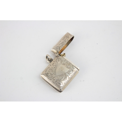 1209 - An Edwardian hallmarked Chester silver vesta case, dated 1905 - approx. gross weight 16 grams and 4.... 