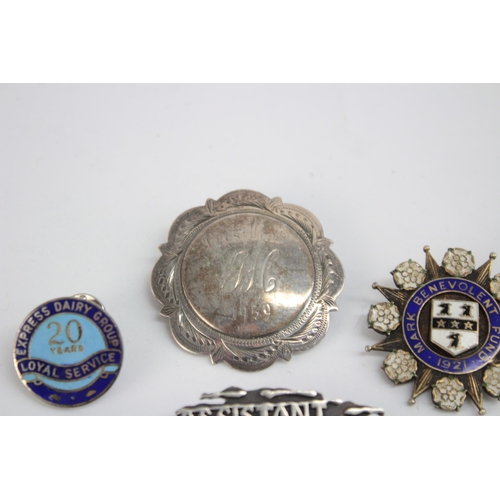 1261 - Five hallmarked sterling silver badges to include Scottish silver, Benevolent Fund etc. - approx. gr... 