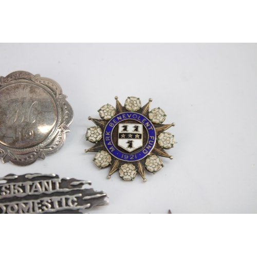 1261 - Five hallmarked sterling silver badges to include Scottish silver, Benevolent Fund etc. - approx. gr... 