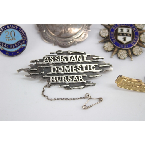 1261 - Five hallmarked sterling silver badges to include Scottish silver, Benevolent Fund etc. - approx. gr... 