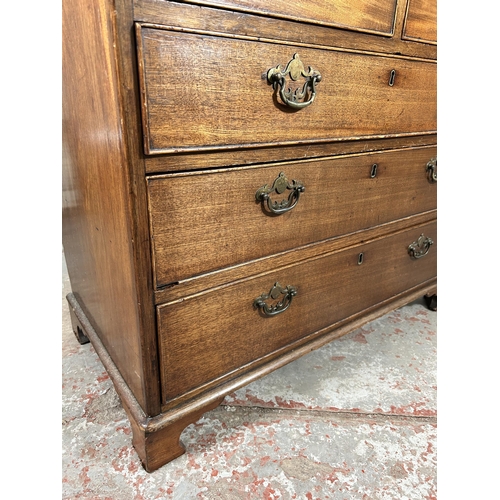 120 - A George III mahogany chest of two short over three long drawers with bracket supports - approx. 77c... 