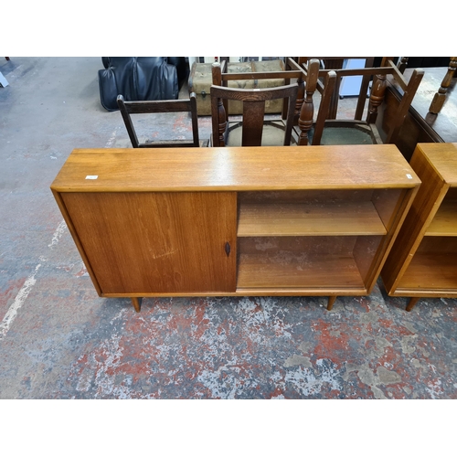 161 - A mid 20th century teak bookcase - approx. 76cm high x 122cm wide x 26cm deep