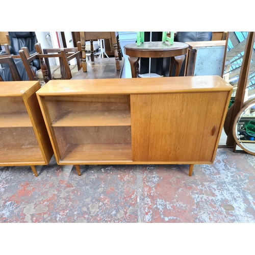 162 - A mid 20th century teak bookcase - approx. 76cm high x 122cm wide x 26cm deep