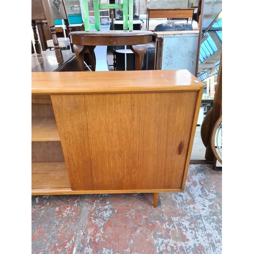 162 - A mid 20th century teak bookcase - approx. 76cm high x 122cm wide x 26cm deep