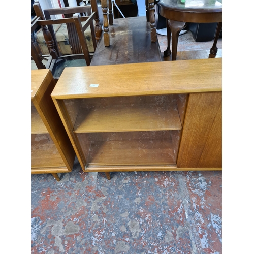 162 - A mid 20th century teak bookcase - approx. 76cm high x 122cm wide x 26cm deep