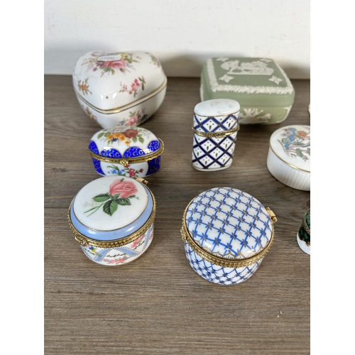 334 - Fourteen ceramic pill/trinket boxes to include Wedgwood, Del Prado, Hammersley, Royal Crown Derby et... 