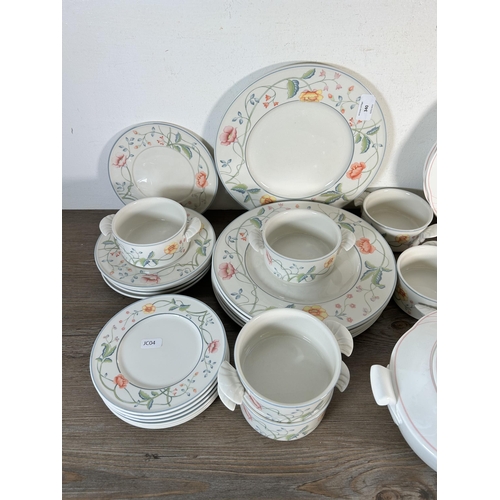 340 - A collection of Villeroy & Boch Albertina and Palatino bone china