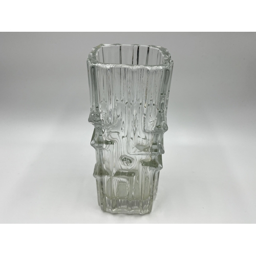 241 - A 1960s Sklo Union Rosich no. 617 ice melting vase designed by Vladislaw Urban - approx. 20cm high